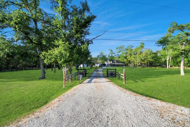 20202 Deer Run Road, Damon, TX 77430