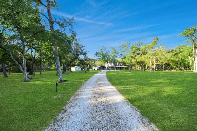 20202 Deer Run Road, Damon, TX 77430