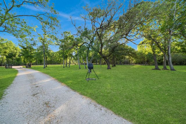 20202 Deer Run Road, Damon, TX 77430