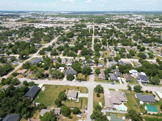 403 S 2nd Street, La Porte, TX 77571