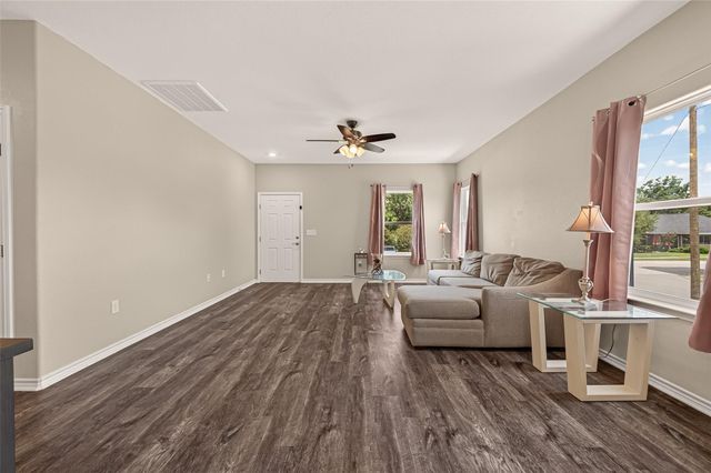 403 S 2nd Street, La Porte, TX 77571