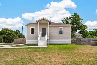403 S 2nd Street, La Porte, TX 77571