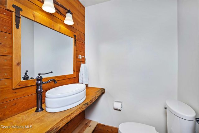 1205 Wooded Acres Dr, Sagle, ID 83860