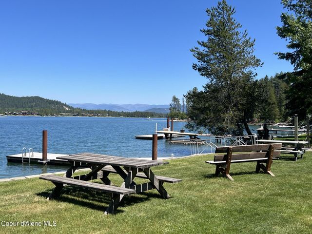 1205 Wooded Acres Dr, Sagle, ID 83860