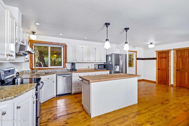 1205 Wooded Acres Dr, Sagle, ID 83860