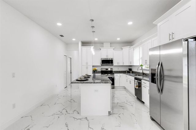 806 W LOWRY LANE, Tampa, FL 33604