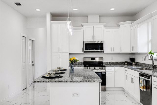 806 W LOWRY LANE, Tampa, FL 33604