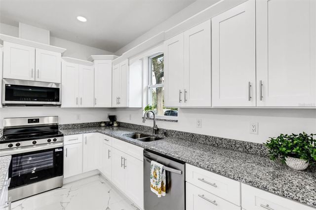 806 W LOWRY LANE, Tampa, FL 33604