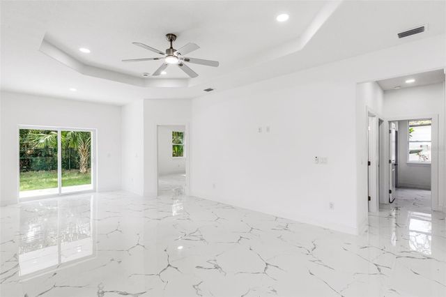 806 W LOWRY LANE, Tampa, FL 33604