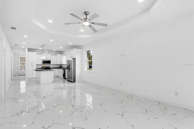 806 W LOWRY LANE, Tampa, FL 33604