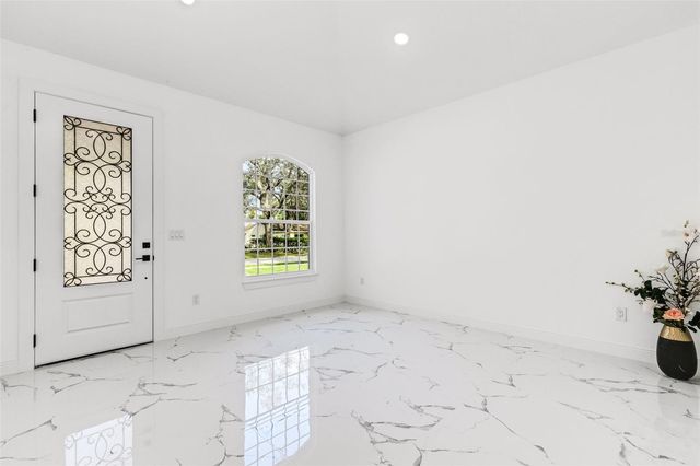 806 W LOWRY LANE, Tampa, FL 33604