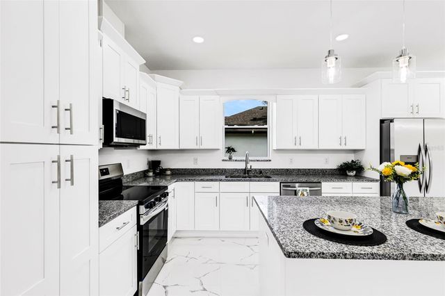 806 W LOWRY LANE, Tampa, FL 33604