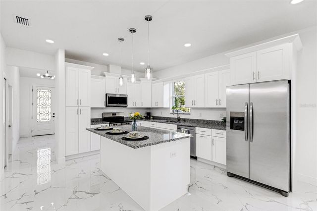 806 W LOWRY LANE, Tampa, FL 33604