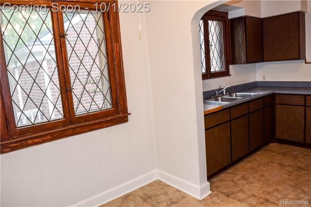 360 KINGS HWY Highway, Wyandotte, MI 48192