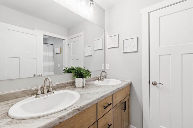 2601 ST THOMAS LANE, Neenah, WI 54956