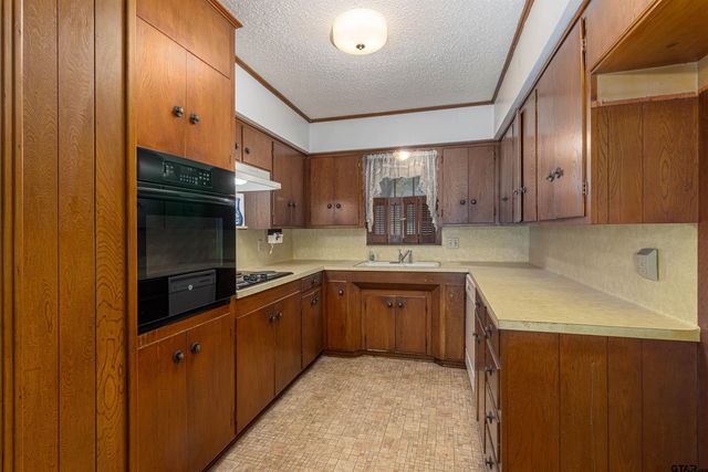 2930 Roanoke Ln, Tyler, TX 75701