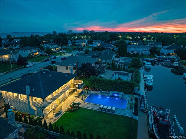 11 Dolphin Lane, West Islip, NY 11795