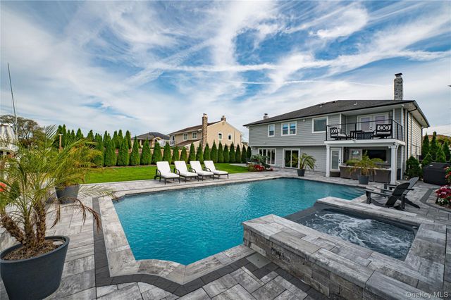 11 Dolphin Lane, West Islip, NY 11795