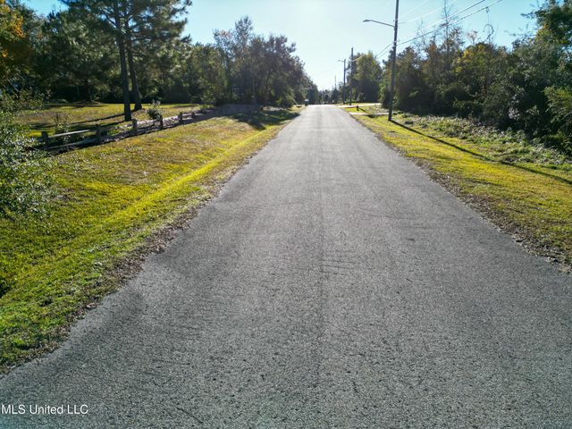 137 Grosvenor Place, Waveland, MS 39576