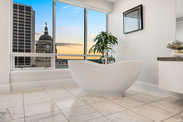 203 E Berry St Ste 1004, Fort Wayne, IN 46802