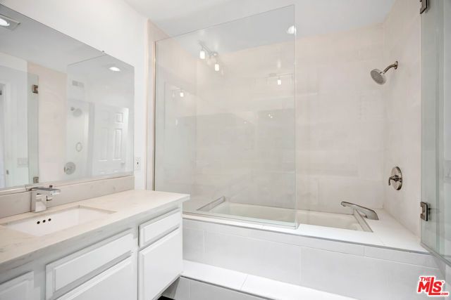 17824 Killion Street G, Encino (los Angeles), CA 91316