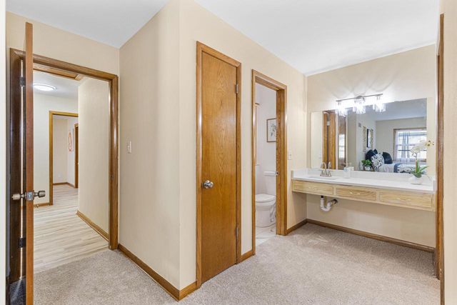 7975 S Wynbrook COURT, Oak Creek, WI 53154