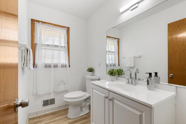 7975 S Wynbrook COURT, Oak Creek, WI 53154