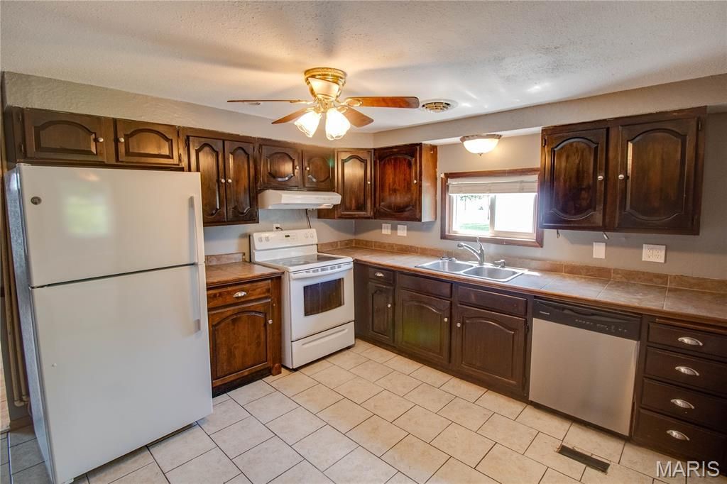 Image 11 of property listing at 137 Dorothy Street, Moro, IL 62067