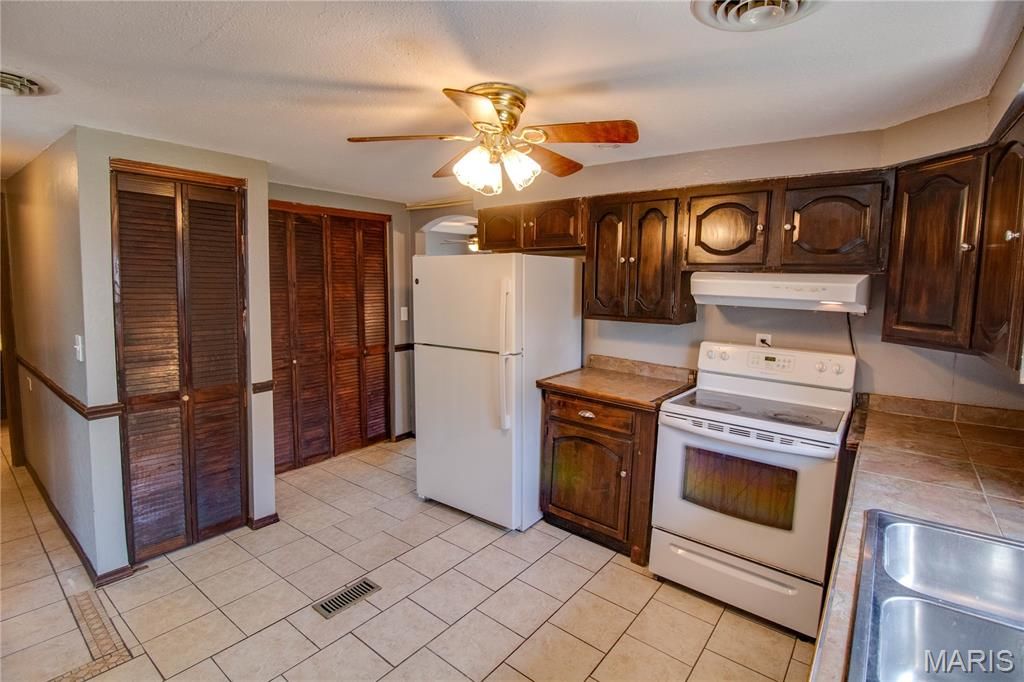 Image 12 of property listing at 137 Dorothy Street, Moro, IL 62067