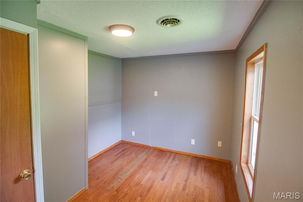 Image 16 of property listing at 137 Dorothy Street, Moro, IL 62067