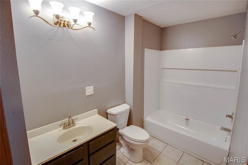 Image 18 of property listing at 137 Dorothy Street, Moro, IL 62067