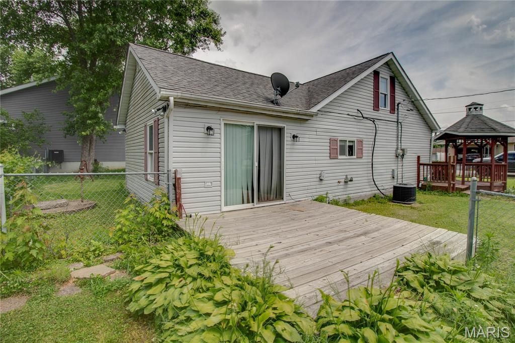 Image 24 of property listing at 137 Dorothy Street, Moro, IL 62067