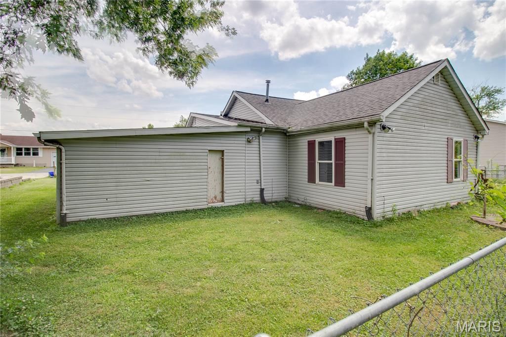 Image 27 of property listing at 137 Dorothy Street, Moro, IL 62067