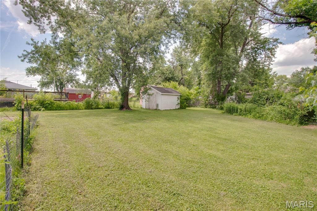 Image 28 of property listing at 137 Dorothy Street, Moro, IL 62067