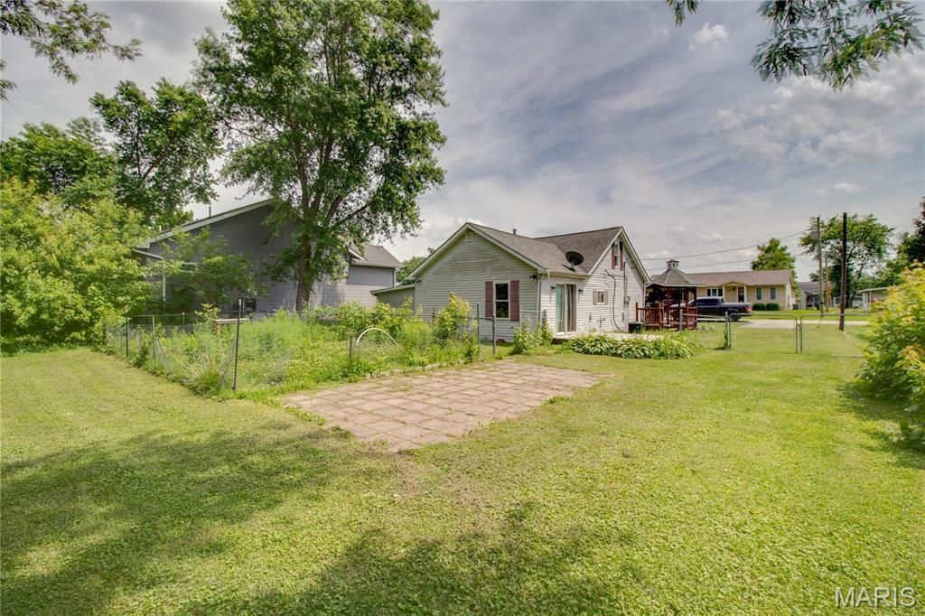 Image 30 of property listing at 137 Dorothy Street, Moro, IL 62067