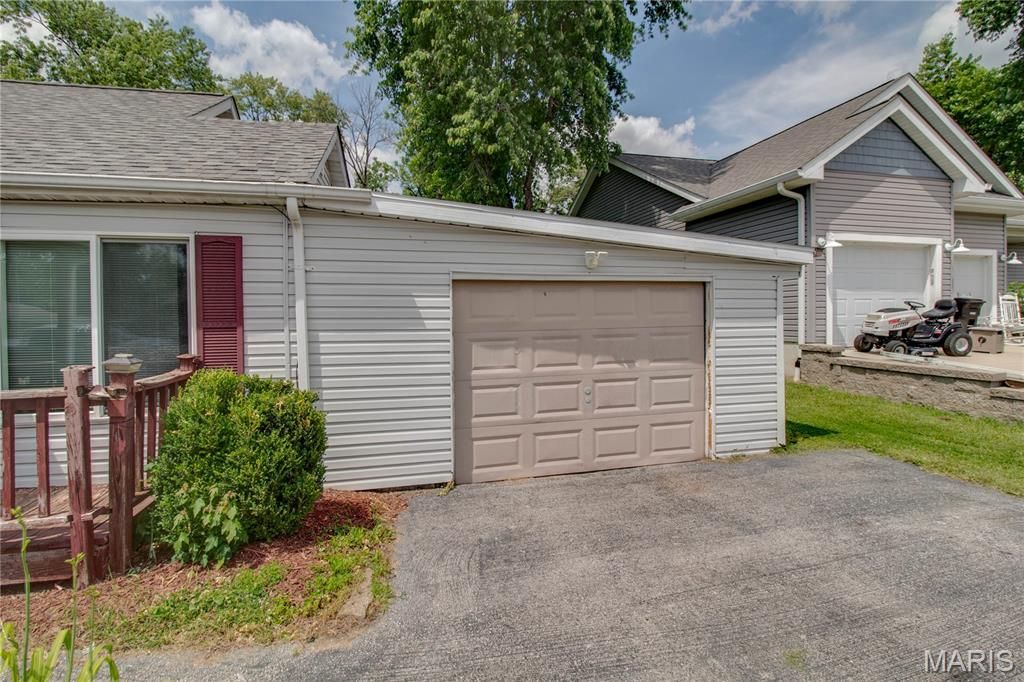 Image 4 of property listing at 137 Dorothy Street, Moro, IL 62067