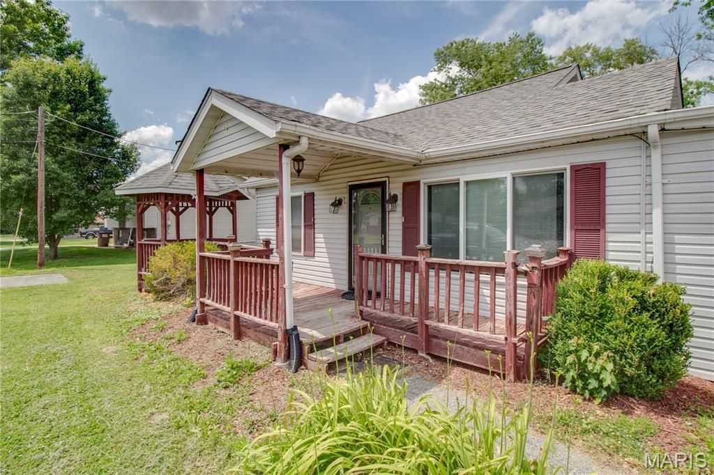 Image 5 of property listing at 137 Dorothy Street, Moro, IL 62067