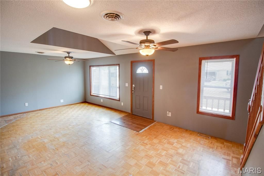 Image 7 of property listing at 137 Dorothy Street, Moro, IL 62067