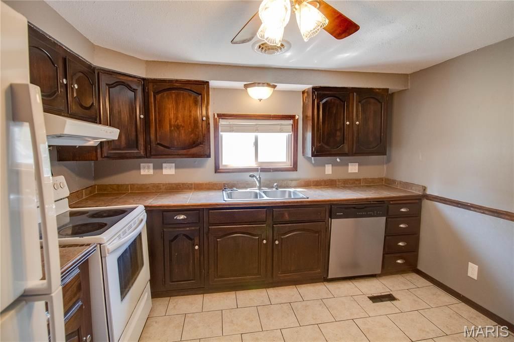 Image 10 of property listing at 137 Dorothy Street, Moro, IL 62067