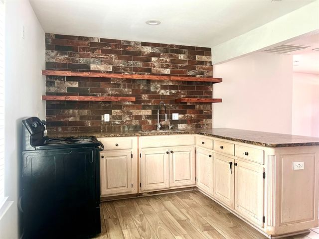 1919 E Ledbetter Drive, Dallas, TX 75216