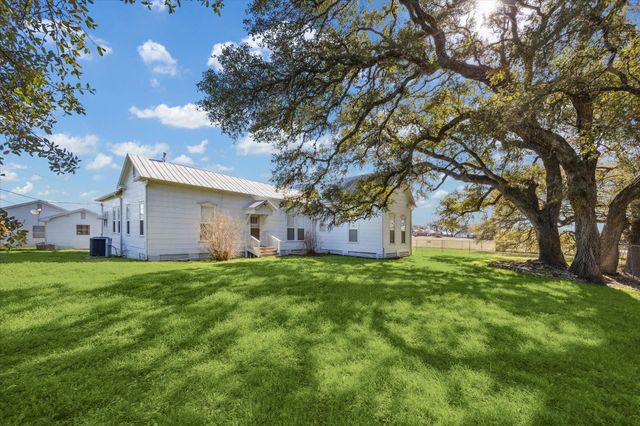 1118 Fm 1697, Burton, TX 77835