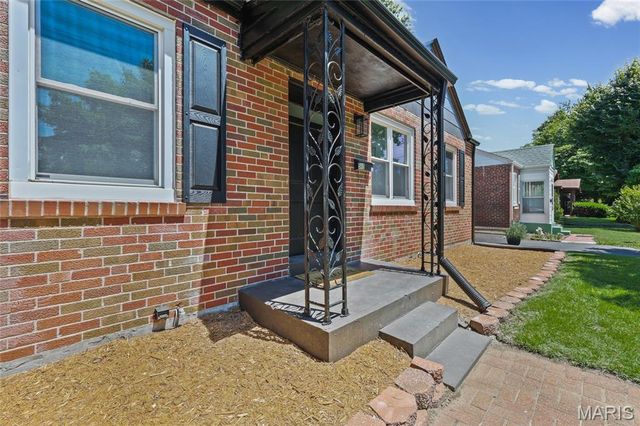 580 S New Florissant Road, Florissant, MO 63031