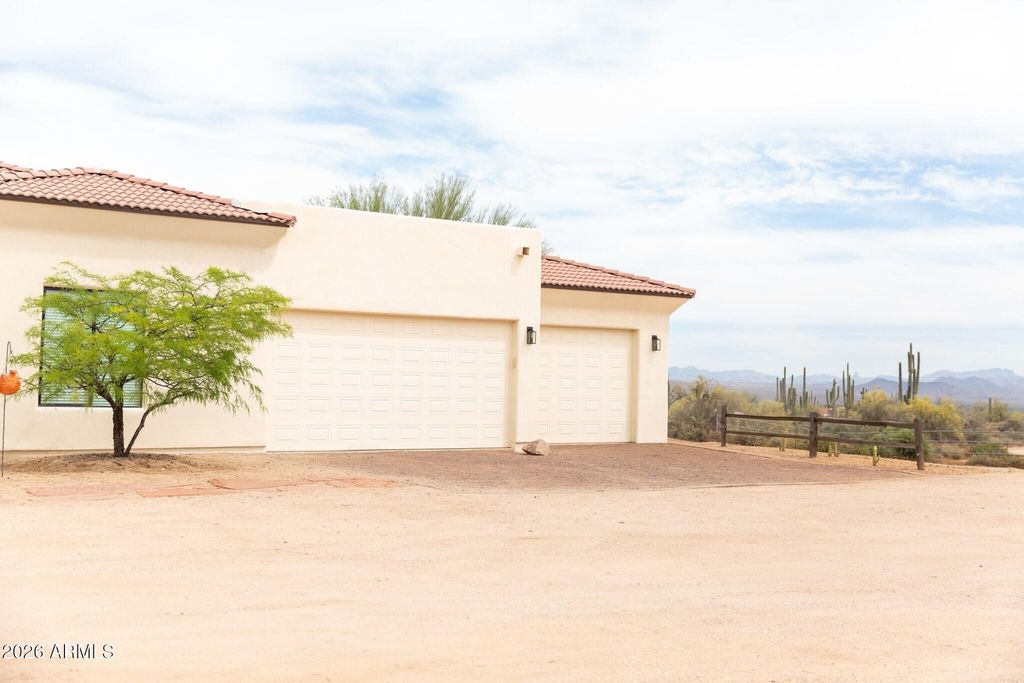 Image 7 of property listing at 16736 E GLORIA Lane, Scottsdale, AZ 85262