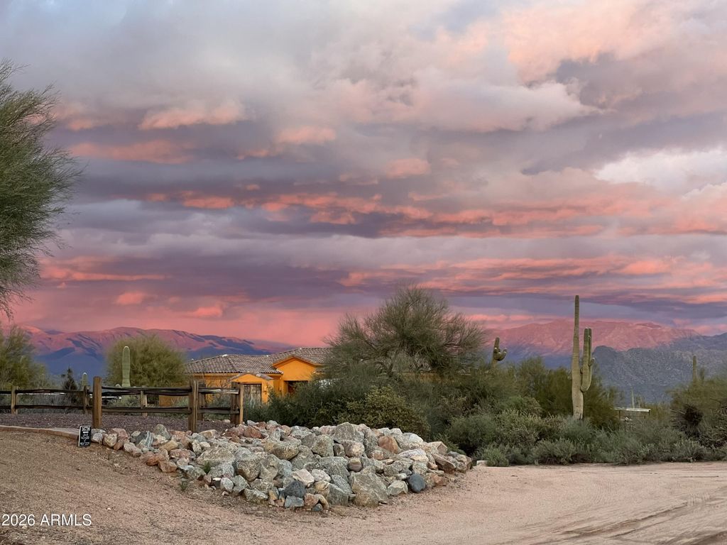 Image 9 of property listing at 16736 E GLORIA Lane, Scottsdale, AZ 85262