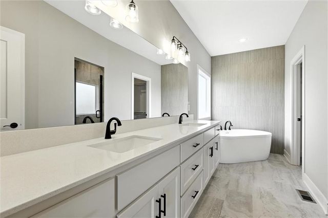 2101 Crooked Creek Drive, Kearney, MO 64060