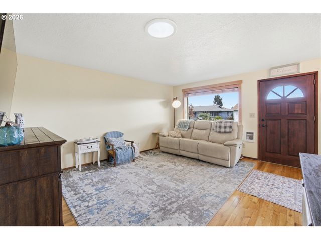 1237 QUINN Rd, Woodburn, OR 97071