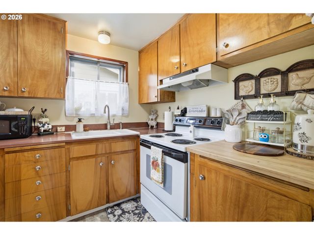 1237 QUINN Rd, Woodburn, OR 97071