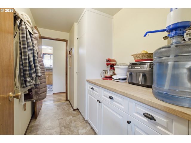 1237 QUINN Rd, Woodburn, OR 97071