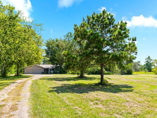 527 County Road 214, Bay City, TX 77414