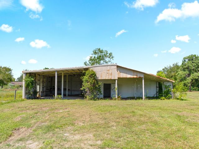 527 County Road 214, Bay City, TX 77414